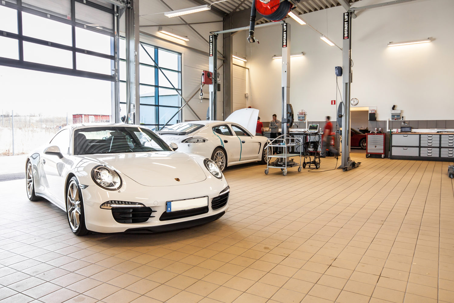 Modul-System showroom met Ferraris