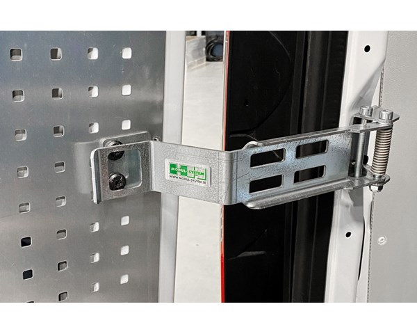 We introduceren nieuwe handige deurstopscharnieren voor de achterdeuren van een Mercedes Sprinter